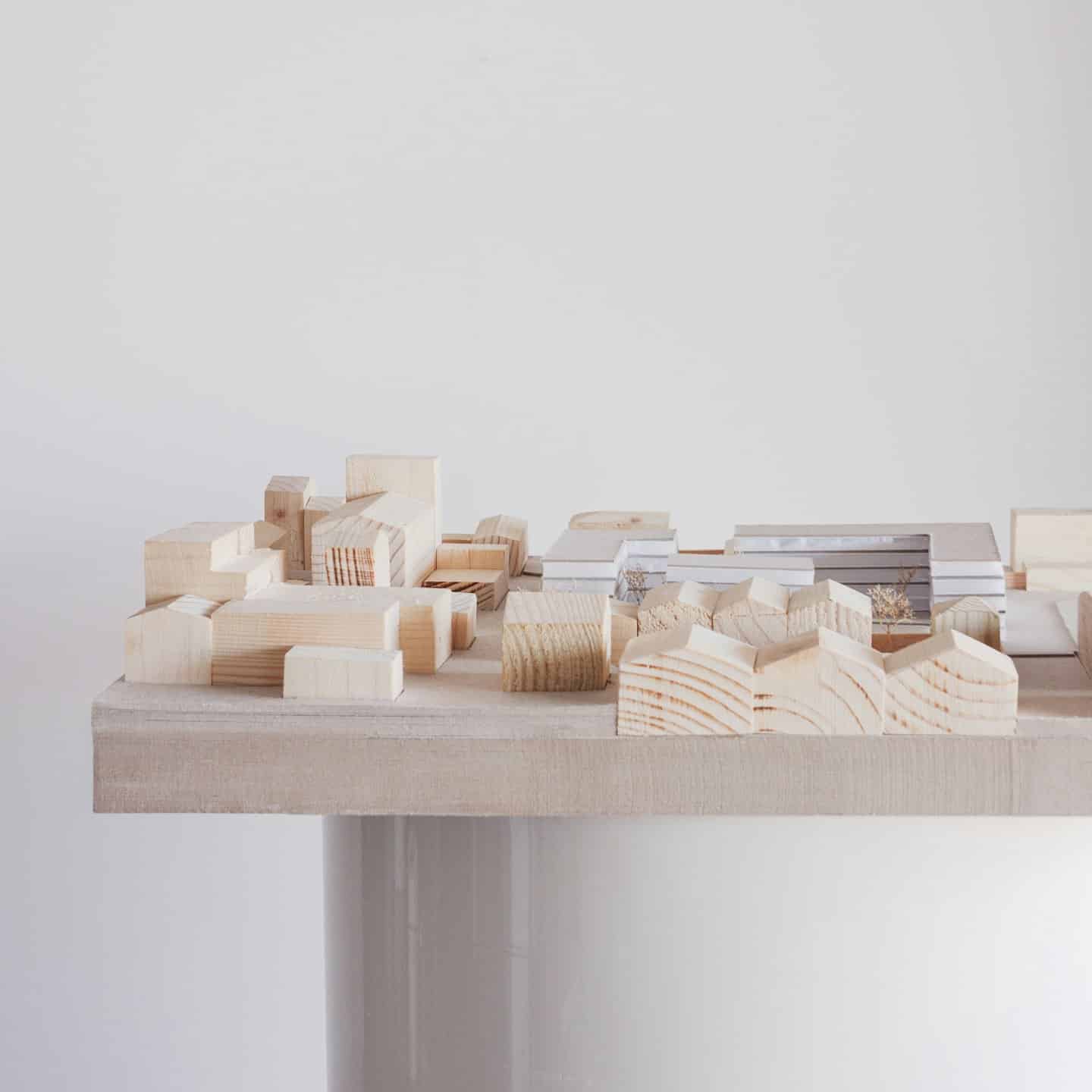 Modello architettonico in legno di una città con edifici.